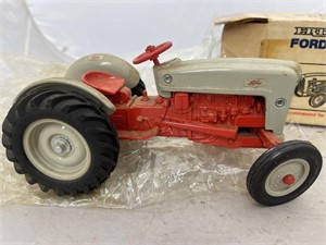 Ertl Die Cast Ford Tractor 1:16 in Box