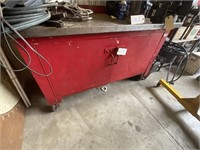WORK BENCH ON CASTERS W VICE & CONTENTS