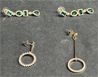 (AW) Gold Tone Earrings with Emerald Color And