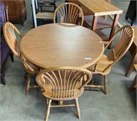 Wooden Round Kitchen Table W/ 4 Chairs.