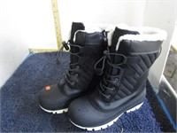 SNOW BOOTS -- SZ 5