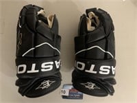 EASTON HOCKEY GLOVES CERTIFIED AUTHENTIC JAROME