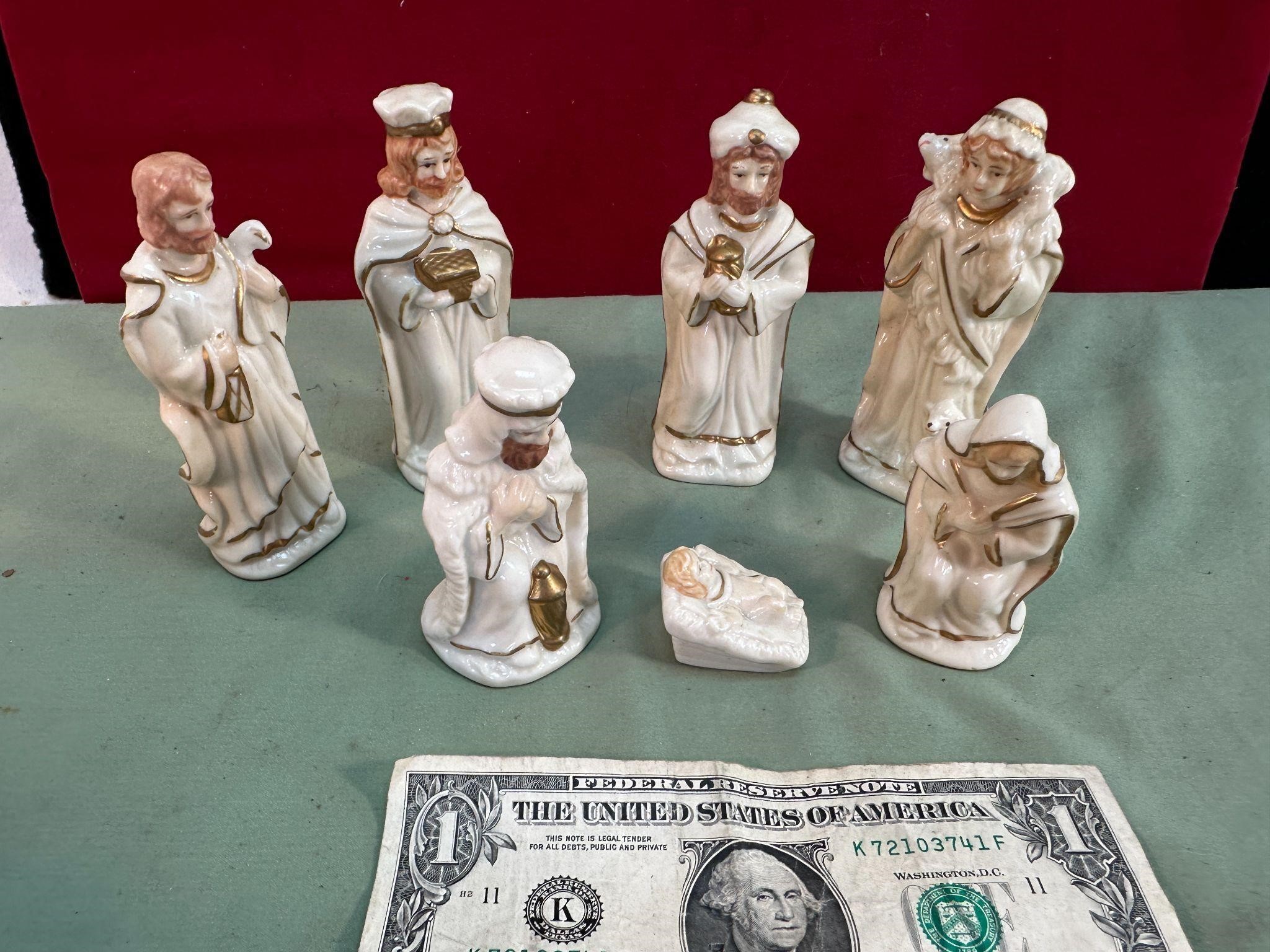 MINI NATIVITY SCENE - WHITE CERAMIC - GOLD TRIM