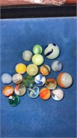 20 vintage machine made marbles mint + /-