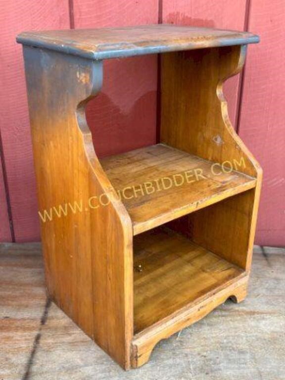 Small wooden side table/shelf