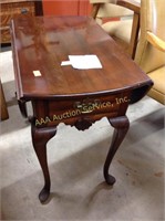 Queen Anne style drop leaf end table. Scratches.