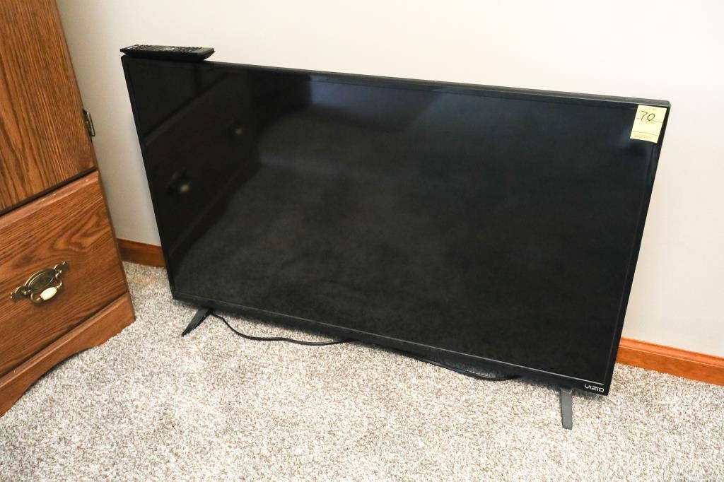 Vizio Flat Screen TV w/ Remote