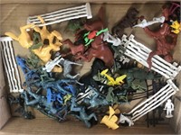 Vintage  lot of Marx and more plastic playset
