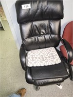 BLACK ROLLING COMPUTER OFFICE CHAIR- SHOWS WEAR