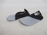 Men's 42-43 (8.5-9.5) Water Shoe, Black and Grey