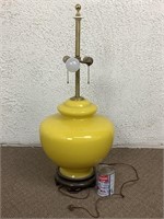 Pied de lampe en verre jaune