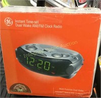 GE Dual Wake AM /FM Clock Radio