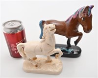 2 figurines de chevaux en porcelaine dont 1