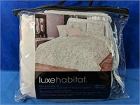 Luxe Habitat Full/Queen Duvet Set 
Includes:
•