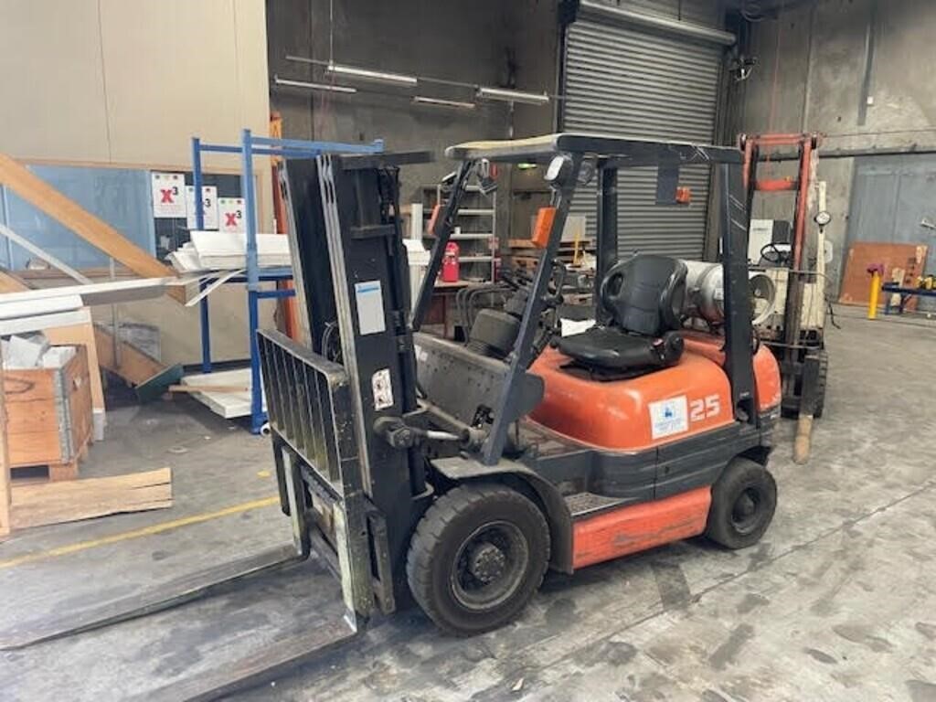 Toyota 25 LPG forklift, 3 stage container mast