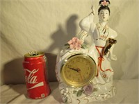 Horloge en porcelaine