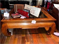 BEAUTIFUL SQUARE WOOD TABLE WITH GLASS TOP