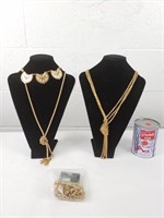 2 présentoirs à collier/Colliers fashions