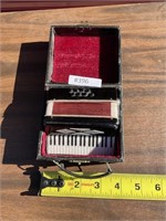 Toy accordion