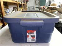 Rubbermaid 10 gallon tub with lid