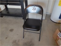 (1) Metal Chair