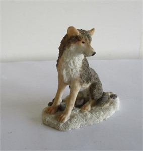 Resin wolf  statue