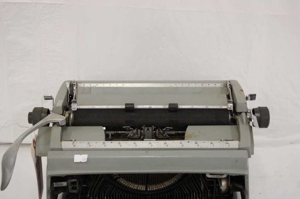 Vintage Underwood Typewriter, Missing Front Cover