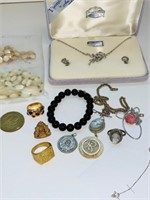 Police Auction: One Lot - Jewelry