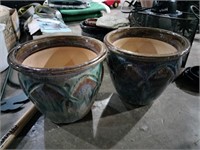 2 pottery Pots