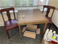 TABLE WITH 2 CHAIRS 32IN SQUARE 29IN TALL