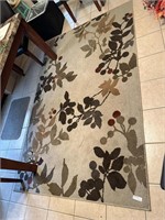 4'x6' machine made rug with foliage design