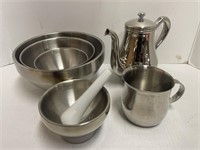 Art of 3 stainless steel mixing bowls, teapot &