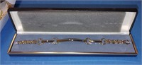 COSTUME JEWELRY NECKLACE ON BOX
