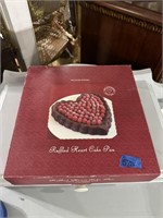 Williams & Sonoma Ruffled Heart Cake Pan