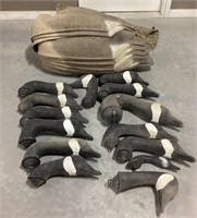 12-Geese decoys w/ case 
2 extra heads