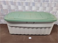 Plastic bin with lid