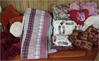 Pillows (10), Quilt & Plush Blanket