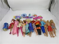 Plusieurs Barbie avec accessoires
