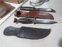 2 VINTAGE US MILITARY KNIVES AND SHEATH