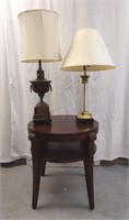 HEKMAN END TABLE AND 2 LAMPS