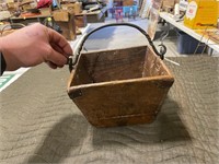 Wood basket with handle