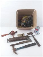 Boîte d'outils variés dont graisseur hache marteau