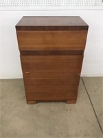 Vintage mid century modern chest of drawers. 30 x