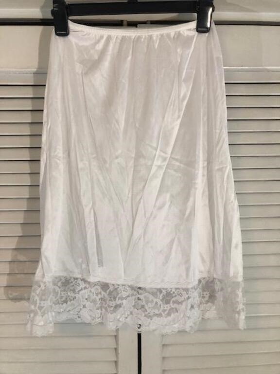 VINTAGE NIGHTGOWNS, HOUSECOATS, SLIPS & MORE - ENDS 6/16/202