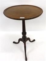Queen Anne candle stand. 18th c. Shaped dish top.