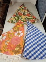 3 Round Tablecloths