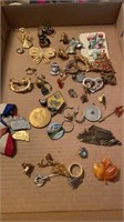 Group of mixed pins and brooches, several vintage