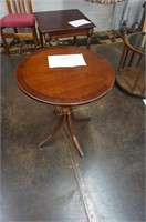 Bombay Co. round pedestal table-mahogany finish