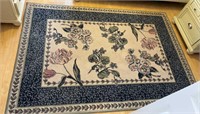 64x90in area rug. Good condition