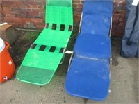 2 plastic lounge chairs